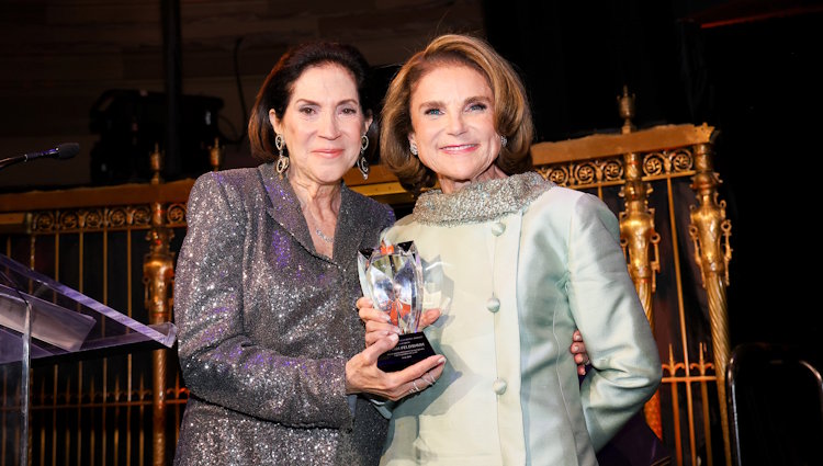 Gift of LIfe Board Member and transplant recipient Wendy Siegel presented the Lifetime Achievement Award to Broadway star Tovah Feldshuh, for her years of support and advocacy on behalf of Gift of Life.