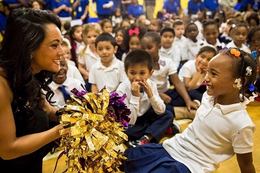 Alison Iovine, marrow donor and former Baltimore Ravens cheerleader, entertains children. 