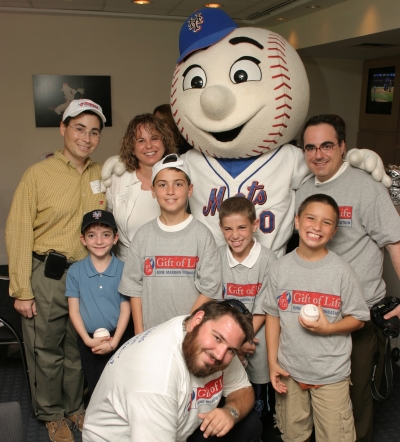 In 2004, Gift of Life began its partnership with the New York Mets by introducing two bone marrow donors to their recipients at Shea Stadium.