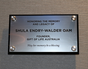 Plaque honoring the memory and legacy of Shula Endry-Walder, OAM.