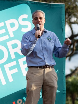 Mayor Scott Singer welcomed the runners, walkers and spectators to the Steps for Life 5k. 