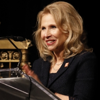 Shari Redstone accepts the Partners for Life award at the Gift of Life 2017 Gala. 