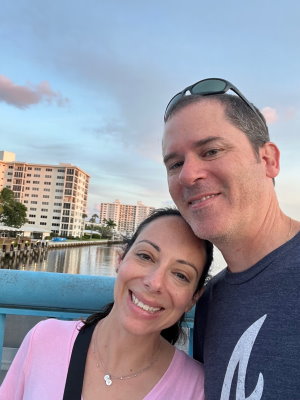 Gift of Life Marrow Registry stem cell donor Michael and his wife Rebecca posing in Florida. The couple enjoyed their time visiting Delray Beach when Michael donated stem cells to save the life of a woman battling myelodysplastic disorder, a form of blood cancer. 