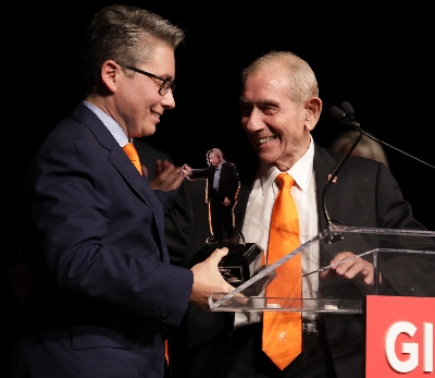 Gift of Life CEO Jay Feinberg [L] receives award from Saul and Theresa Esman Foundation Executive Director Murray Levin.