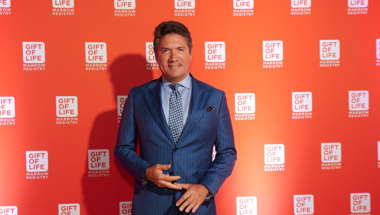 WPLG anchor Louis Aguirre served as master of ceremonies for the Gift of Life Marrow Registry Miami Gala in December 2022. Louis is shown here at the Gala in front of a Gift of Life branded backdrop. 