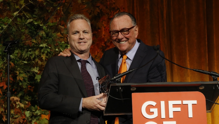 Jeremiah Larkin (l) accepted the Corporate Partner Award from Gift of Life board member Steve Siegel. 