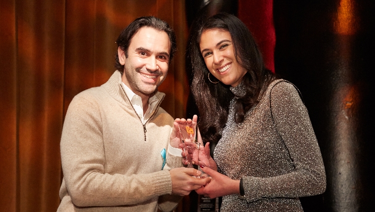 2018 honoree and Gift of Life board member Jonathan Struhl presents Izzy Sakhaie with the 2019 Celebrating Life Award. 