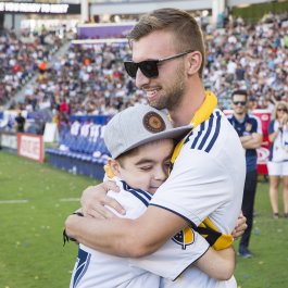 Aaron Allen (r) donated bone marrow through Gift of Life Marrow Registry to save Seth Akins's life during his battle to survive aplastic anemia. 