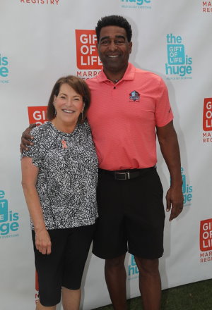 Sponsor and Chairperson Evie Goldfine and Pro Football Hall of Famer Cris Carter hosted the 2022 Gift of Life Celebrity Golf Tournament . 