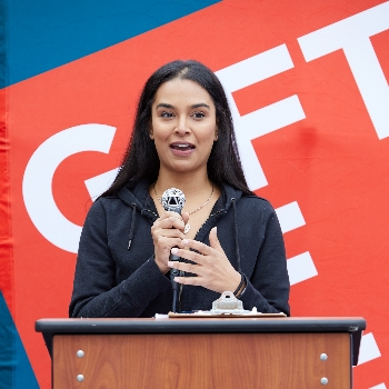 Kinnari Deedwaniya served as Grand Marshal, and as captain of Team Good Deeds, which runs in memory of her husband Pawan.